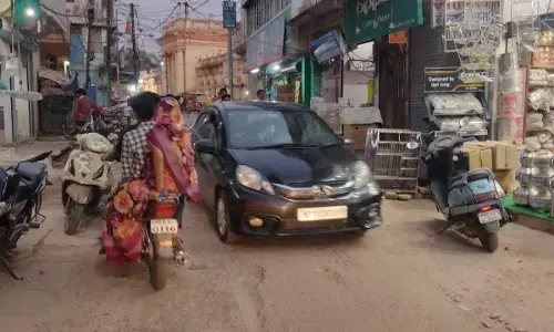 बल्देव जी मंदिर से गणेश मार्केट तक रेंग रहा यातायात, अव्यवस्थित पार्किंग बनीं मुसीबत