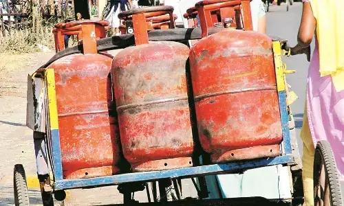 आदेश पहुंचा, सिलेंडर नहीं पहुंचे - गैस कंपनी के अधिकारियों की मनमानी से उपभोक्ताओं में रोष आदेश पहुंचा, सिलेंडर नहीं पहुंचे - गैस कंपनी के अधिकारियों की मनमानी से उपभोक्ताओं में रोष