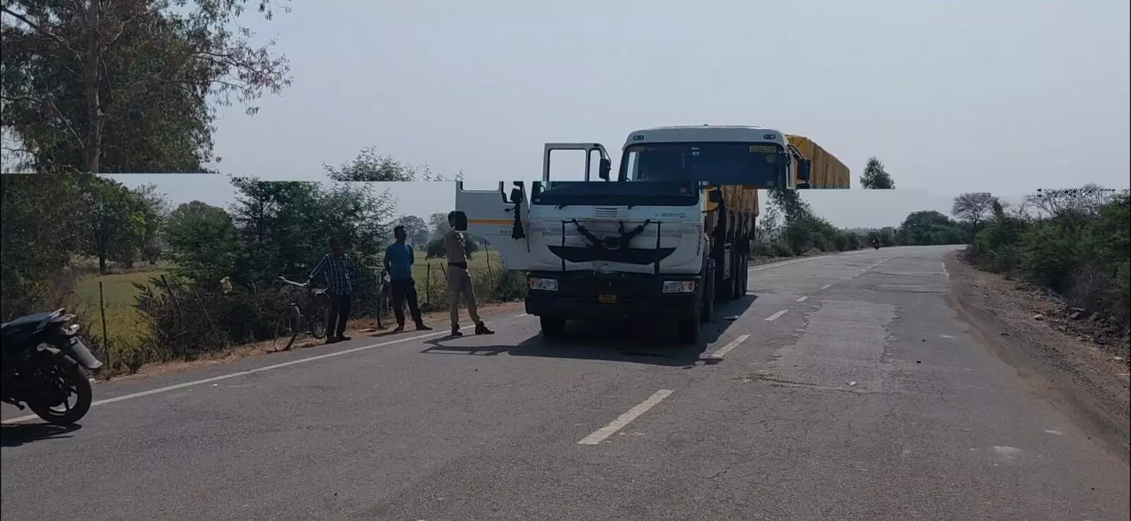 बाक्साईड से भरे हाईवा की चपेट में आए बाइक सवार तीन मजदूर, दो मजदूरो की हुई मौत, एक की हालत गंभीर बाक्साईड से भरे हाईवा की चपेट में आए बाइक सवार तीन मजदूर, दो मजदूरो की हुई मौत, एक की हालत गंभीर