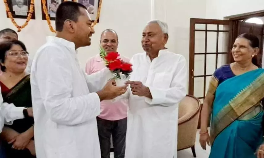 हर बिहारवासी को गौरवान्वित... निशांत कुमार ने पिता सीएम नीतीश कुमार को इस प्रकार दी जीत की बधाई हर बिहारवासी को गौरवान्वित... निशांत कुमार ने पिता सीएम नीतीश कुमार को इस प्रकार दी जीत की बधाई