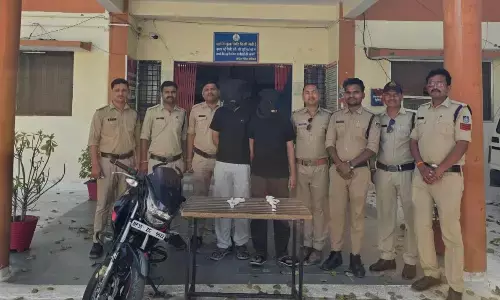 होटल के मेन गेट पर फायरिंग कर दहशत फैलाने के मामले में दो आरोपी गिरफ्तार होटल के मेन गेट पर फायरिंग कर दहशत फैलाने के मामले में दो आरोपी गिरफ्तार