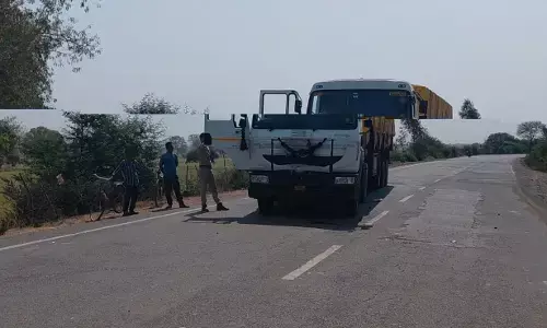 बाक्साईड से भरे हाईवा की चपेट में आए बाइक सवार तीन मजदूर, दो मजदूरो की हुई मौत, एक की हालत गंभीर