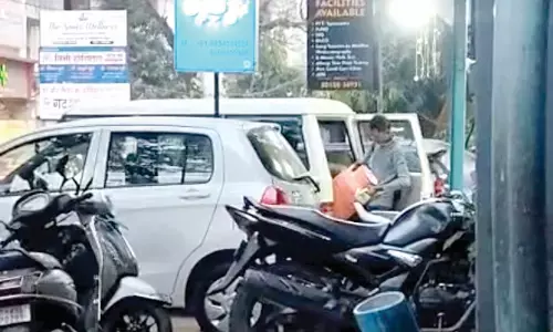 सरकारी वाहन में दूध की सप्लाई, सोशल मीडिया पर पीडब्ल्यूडी के अभियंता की गाड़ी का वीडियो वायरल, गरिमा का चीरहरण