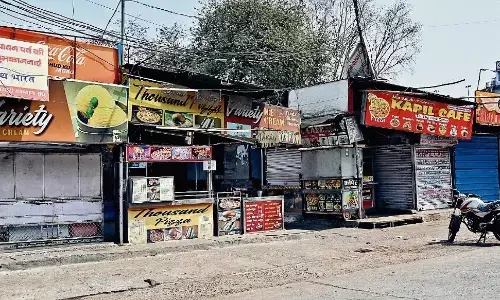 सिलेंडर न मिलने पर छोटे दुकानदारों का सरेंडर मुनाफाखोरी ने और बढ़ाई बाजार की सरगर्मी सिलेंडर न मिलने पर छोटे दुकानदारों का सरेंडर मुनाफाखोरी ने और बढ़ाई बाजार की सरगर्मी