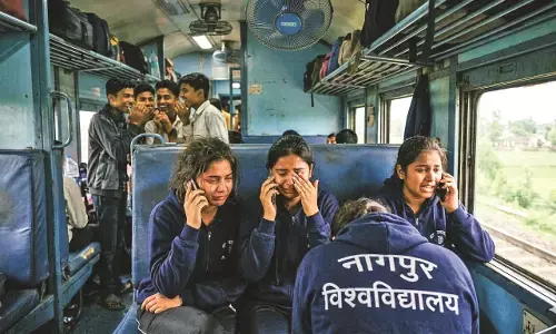 चलती ट्रेन में की कराटे खिलाड़ियों से बदसलूकी, राष्ट्रीय प्रतियोगिता के लिए जा रही टीम की सुरक्षा पर उठे सवाल