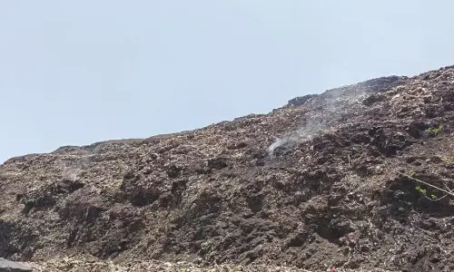 कचरा डम्पिंग यार्ड से निकलने वाली जहरीली गैसें काफी खतरनाक हैं, स्थानीय लोगों का रहना मुश्किल कचरा डम्पिंग यार्ड से निकलने वाली जहरीली गैसें काफी खतरनाक हैं, स्थानीय लोगों का रहना मुश्किल