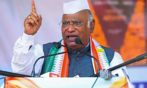 हरियाणा की दो राज्यसभा सीटों पर फंसाया पेंच, एक घंटा बितने के बाद भी रूकी है वोटिंग, कांग्रेस चीफ ने चुनाव आयोग को लिखा लेटर हरियाणा की दो राज्यसभा सीटों पर फंसाया पेंच, एक घंटा बितने के बाद भी रूकी है वोटिंग, कांग्रेस चीफ ने चुनाव आयोग को लिखा लेटर