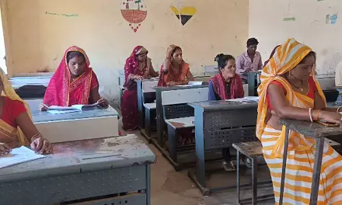 जब अक्षर साथी बहू ने खुद तिलक लगाकर दिलाई अपनी सास को परीक्षा, साक्षरता अभियान में उमड़ा श्रद्धा और उत्साह का सैलाब