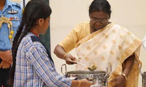 राष्ट्रपति मुर्मु ने परोसी अक्षय पात्र की 5 अरबवीं थाली, कहा - परिवर्तन और सशक्तीकरण का प्रभावी माध्यम है शिक्षा