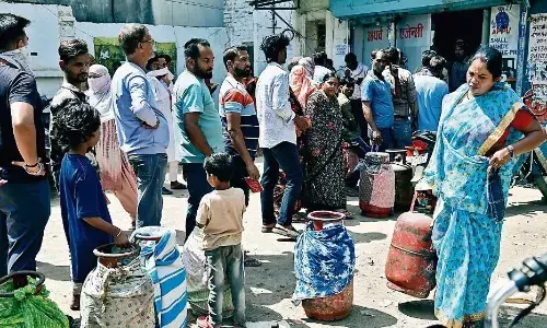प्रशासन के दावों पर भारी एलपीजी सिलेंडर की कालाबाजारी