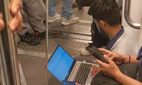 काम की मजबूरी ने शख्स को बैठाया मेट्रो की जमीन पर, वीडियो देख लोगों का भी निकला दुख