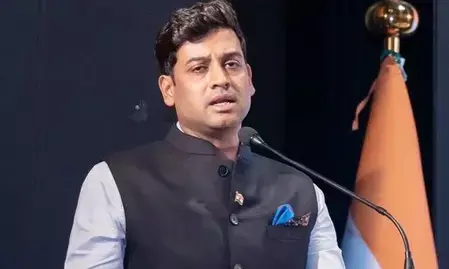 श्रीकांत शिंदे ने कहा - सीएसएमटी तक सभी लोकल ट्रेनों में हो 15 कोच, हर स्टेशन पर लगे मराठी साहित्य के स्टॉल