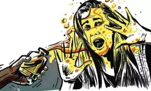 6th क्लास की बच्ची पर एसिड फेंक कर फरार हुआ आरोपी, बच्ची का इलाज जारी, अहिल्यानगर की वारदात