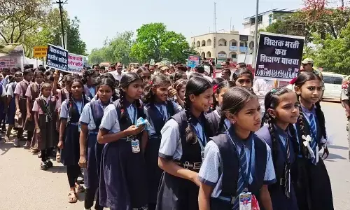 अबाधित शिक्षा के लिए गुरु की मांग को लेकर सड़क पर उतरे नौनिहाल