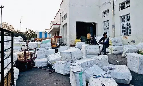 यात्रियों के लिए बंद किया रास्ता अब फैली रहती है पार्सल सामग्री