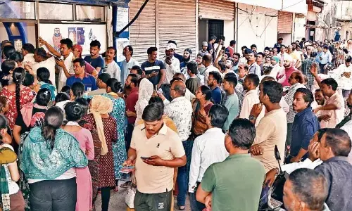 गैस सिलेंडर के लिए अब लगानी पड़ रही डबल लाइन, पहले एजेन्सी फिर गोदाम