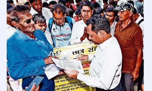 नेत्रहीनों ने मांगा न्याय, साथी की मृत्यु से दुखी होकर किया प्रदर्शन