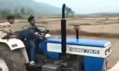 मस्ती पड़ी भारी! तेज रफ्तार ट्रैक्टर से बाहर गिरे बच्चे, वीडियो हो रहा वायरल