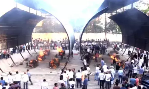 EV कार में शॉर्ट सर्किट... तीन मंजिला बिल्डिंग में लगी भयानक आग... एक-एक करके फटे गैस सिलेंडर, एक ही परिवार के 8 सदस्यों की मौत