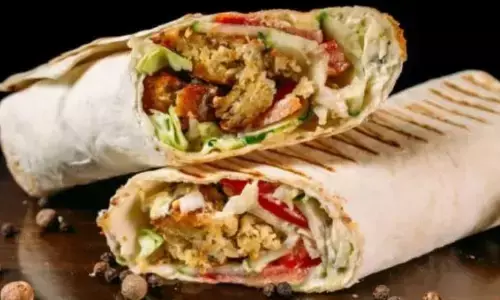 ईद पर अपनों का करें पेट खुश, घर पर बनाएं ये शानदार शवरमा, यहां देखें खास रेसिपी