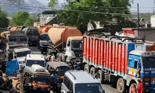 तेज रफ्तार ट्रक की चपेट में आने से बुजुर्ग की मौत, आक्रोशित ग्रामीण धरने पर बैठे, 2 घंटे तक ठप रहा यातायात