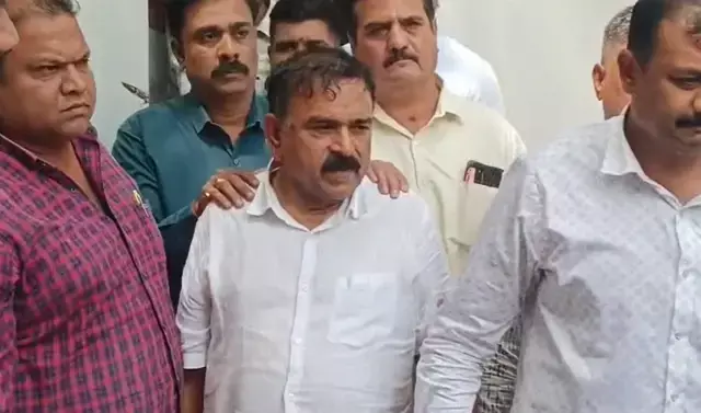 बाबा खरात के पैर धोते वीडियो वायरल, रूपाली चाकणकर पर बढ़ा इस्तीफे का दबाव, दो हफ्ते पहले ही मुख्यमंत्री फडणवीस ने दिए थे सख्त कार्रवाई के निर्देश, डीजीपी को सौंपी थी कमान