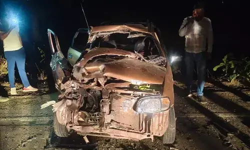 बिना बैक लाइट हाईवे पर दौड़ रहे ट्रैक्टर में जा घुसी कार, दो की मौत बिना बैक लाइट हाईवे पर दौड़ रहे ट्रैक्टर में जा घुसी कार, दो की मौत