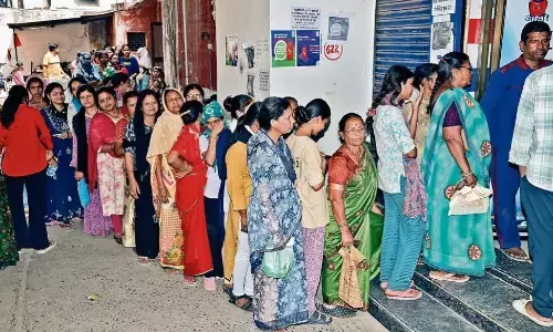 गैस की किल्लत के बीच कालाबाजारी दोगुने दामों पर सिलेंडर लेने को मजबूर