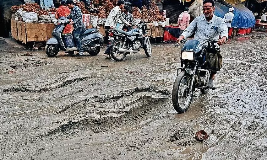 पाइप डालकर पूर दी मिट्टी, चंद घंटों की बारिश ने मुसीबत बढ़ाई पाइप डालकर पूर दी मिट्टी, चंद घंटों की बारिश ने मुसीबत बढ़ाई