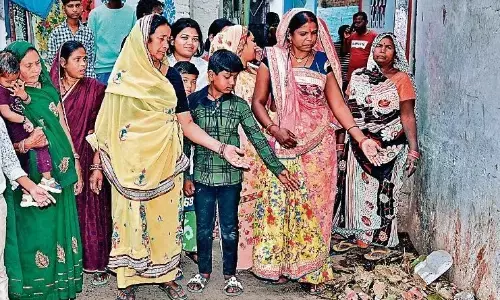 कचरा न उठने से रहवासी परेशान, मंदिर के सामने ही लग गया ढेर