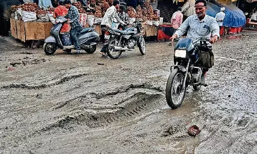 पाइप डालकर पूर दी मिट्टी, चंद घंटों की बारिश ने मुसीबत बढ़ाई