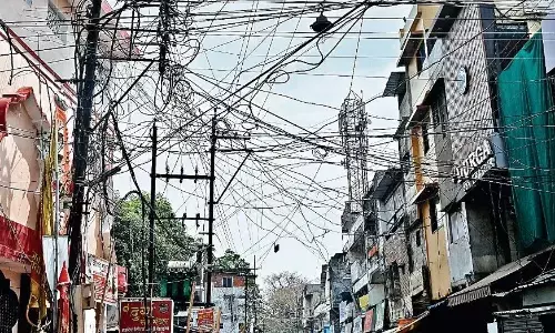 विद्युत खंभों के पास ही तारों के मकड़जाल खराब इंसुलेटर खोल रहे मेंटेनेंस की पोल