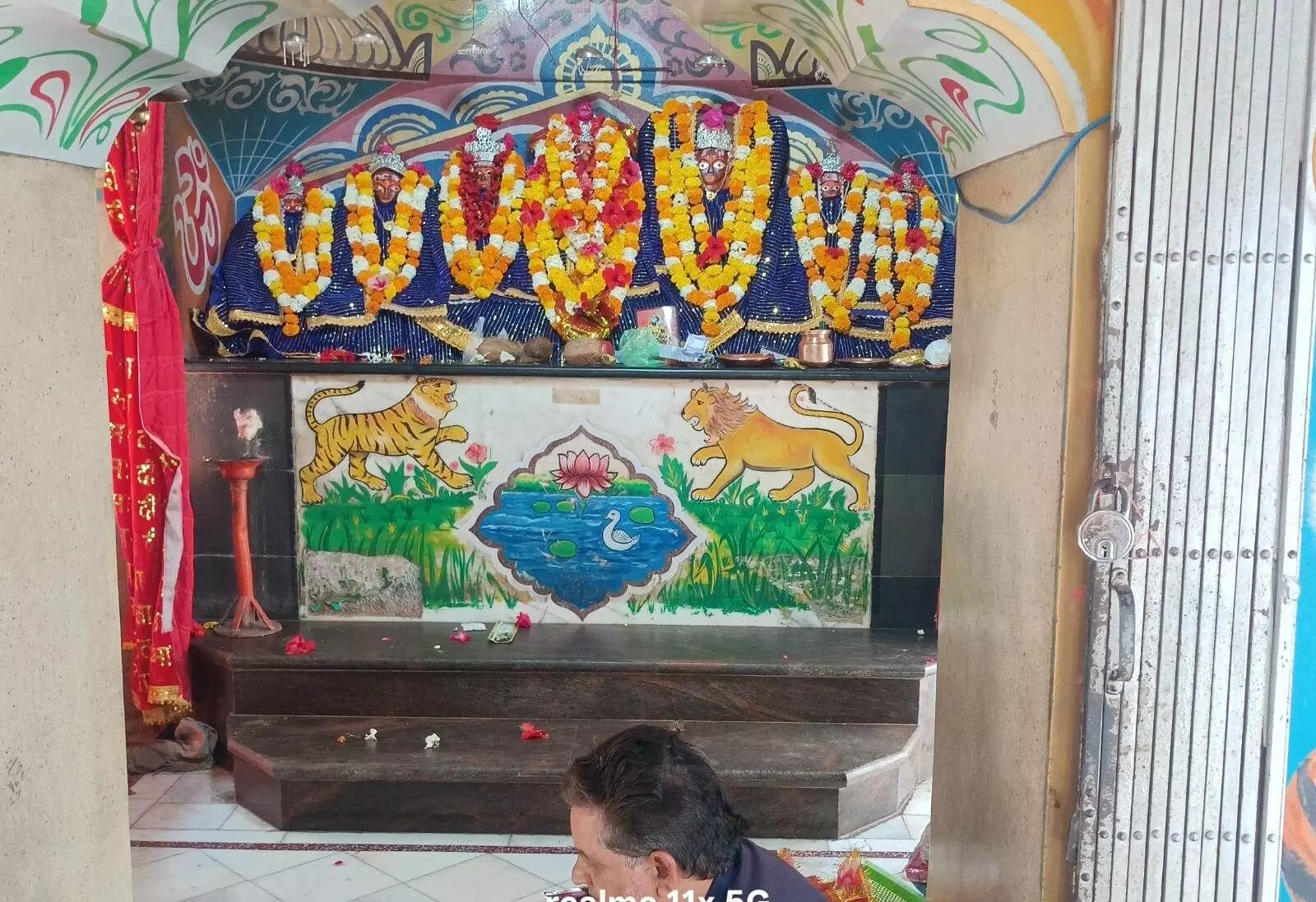 पन्ना के बडी देविन मंदिर में पूजा के लिए पहुंचे रहे भक्तगण पन्ना के बडी देविन मंदिर में पूजा के लिए पहुंचे रहे भक्तगण