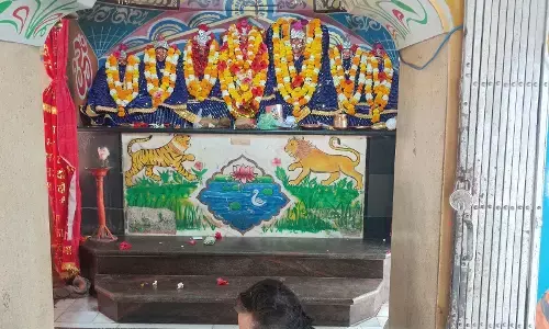 पन्ना के बडी देविन मंदिर में पूजा के लिए पहुंचे रहे भक्तगण