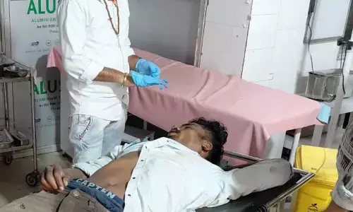 कुत्ते को बचाने के चक्कर में बाइक सवार गिरा, हालत गंभीर