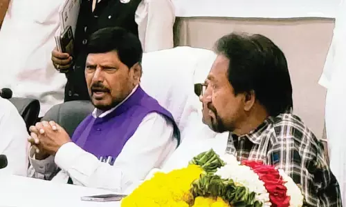 आठवले ने कहा - राष्ट्रीय पार्टी की मान्यता के लिए 5 राज्यों में लड़ेंगे चुनाव, बोले- ममता दीदी ने किया बंगाल को कंगाल आठवले ने कहा - राष्ट्रीय पार्टी की मान्यता के लिए 5 राज्यों में लड़ेंगे चुनाव, बोले- ममता दीदी ने किया बंगाल को कंगाल