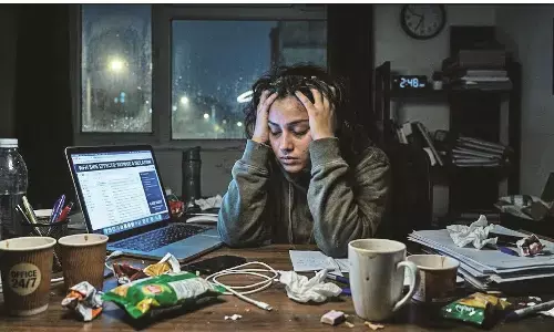 वर्क और पर्सनल लाइफ के बीच हो सीमा, कहीं सोशल लाइफ बैलेंस, तो कहीं साइड इफेक्ट्स