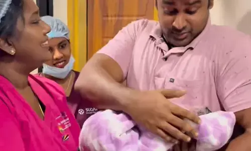 नवजात शिशु को हाथ में लेने में भी कांप उठा शख्स, इमोशनल वीडियो सोशल मीडिया पर हो रहा वायरल