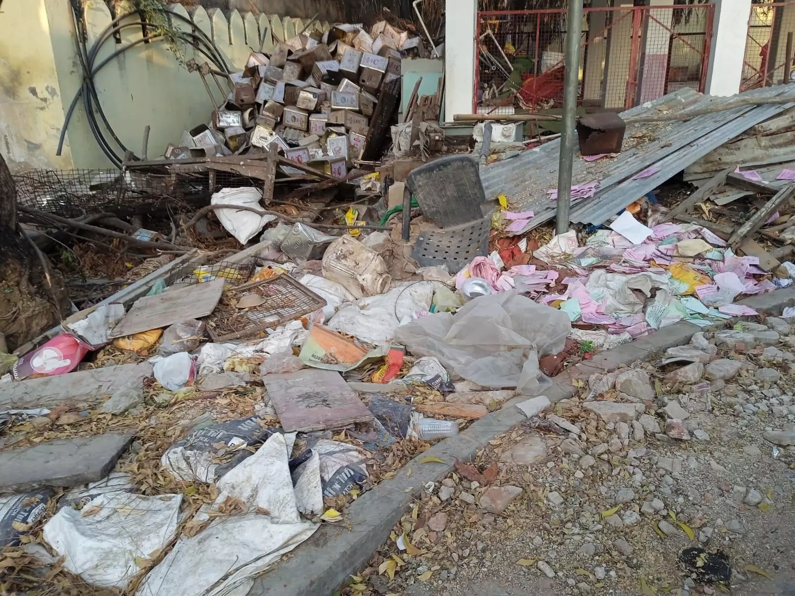 आस्था के केंद्र श्री जुगल किशोर जी मंदिर में अव्यवस्था, परिक्रमा पथ पर गंदगी और मलबे से श्रद्धालु परेशान आस्था के केंद्र श्री जुगल किशोर जी मंदिर में अव्यवस्था, परिक्रमा पथ पर गंदगी और मलबे से श्रद्धालु परेशान