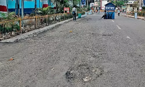 स्टेशन में एक करोड़ का ठेका फिर भी नहीं भर रहे सड़क के गड्ढे