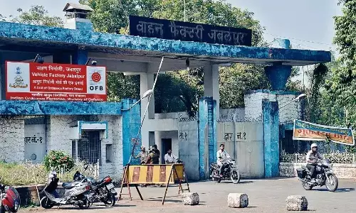 काम के दबाव में व्हीकल फैक्ट्री के अंदर चार्जमैन ने लगाई फांसी