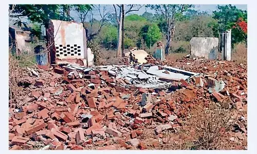 सिंचाई विभाग की खंडहर इमारत की दीवार गिरी, दबने से श्रमिक की मौत