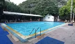स्विमिंग पूलों में मनमानी, तय शुल्क से कई गुना वसूली