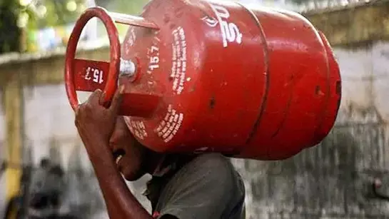 केंद्र ने कहा - पीएमयूवाई के तहत पूरे देश में 10.56 करोड़ गैस कनेक्शन, महाराष्ट्र में लगभग 52.60 लाख