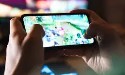 मोबाइल गेम पर विवाद, युवक पर हथियारों से हमला और वाहन तोड़फोड़