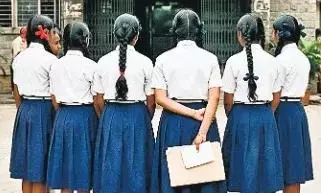 छात्राओं से सहायक आयुक्त ने कहा-तमाशा करने आती हो