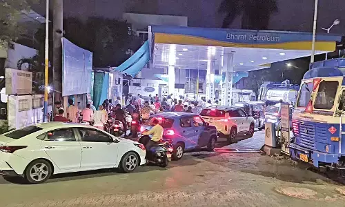 गैस के बाद पेट्रोल-डीजल की भी मारा-मारी, एलपीजी की कमी ने छीनी हजारों मजदूरों की रोजी-रोटी