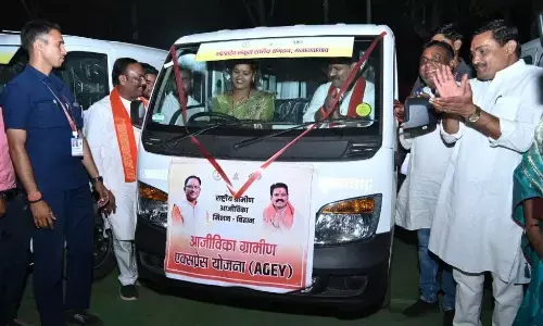 कबीरधाम में ‘दीदियों’ ने संभाली स्टीयरिंग, उपमुख्यमंत्री शर्मा बने पैसेंजर