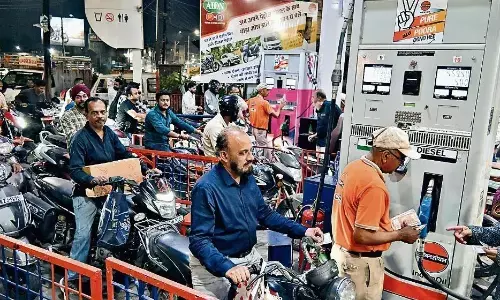 दो दिन लगातार छुट्टियों ने बढ़ाई पेट्रोल की किल्लत
