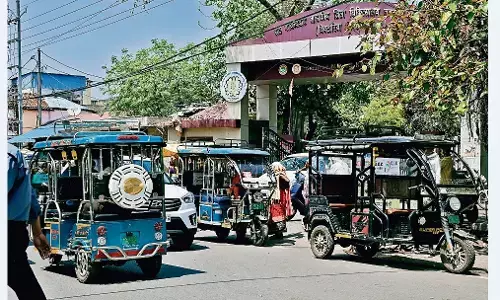 तिपहियों की मनमानी से जूझकर ही मिल पाता है उपचार